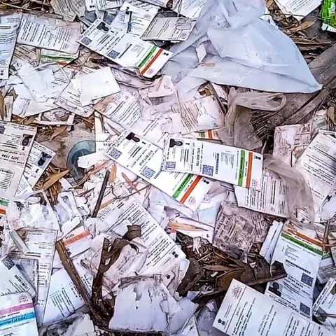 ஆற்றங்கரையில் கிடந்த சிதறிக்கிடந்த ஆதார் அட்டைகள்! - திருத்துறைப்பூண்டி அதிர்ச்சி
