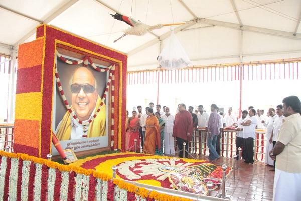 `பறக்கும் ஃபீனிக்ஸ் பறவை; தொட்டிலில் கிடக்கும் குழந்தை!'- கருணாநிதி நினைவிடத்தில் தத்ரூப அலங்காரம்