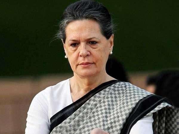 இந்தியில் பதவிப் பிரமாணம்... எம்.பி-யைக் கடிந்துகொண்ட சோனியா காந்தி!