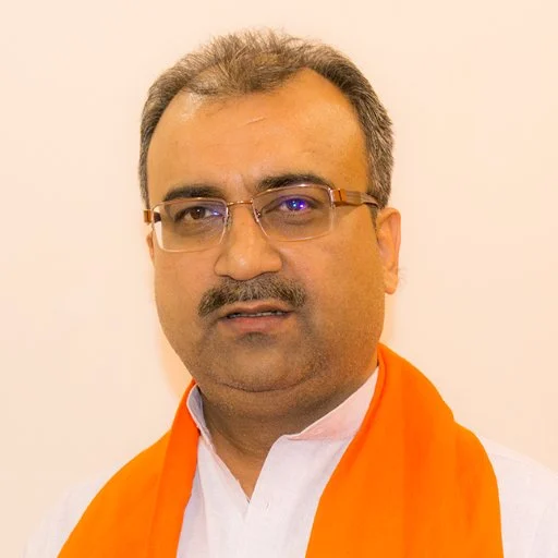 `ஒருவர் தூங்குகிறார்; இன்னொருவர் ஸ்கோர் கேட்கிறார்’ - மூளைக்காய்ச்சலில் அசால்ட் காட்டும் அமைச்சர்கள்