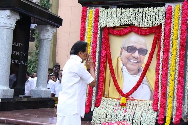 `பறக்கும் ஃபீனிக்ஸ் பறவை; தொட்டிலில் கிடக்கும் குழந்தை!'- கருணாநிதி நினைவிடத்தில் தத்ரூப அலங்காரம்
