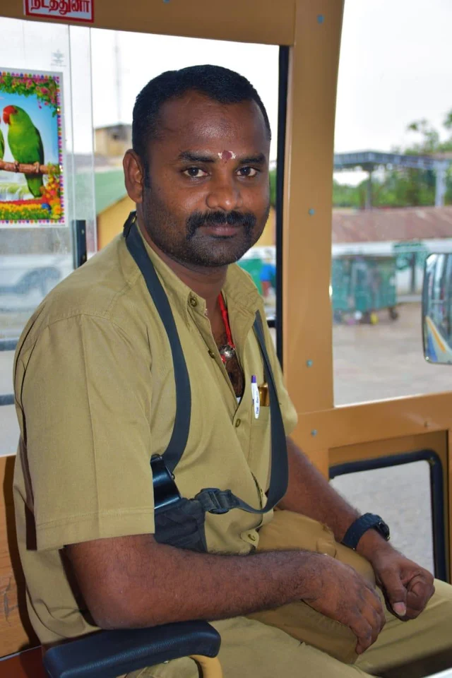 `பரிதவித்த முதியவர்; அழுத குழந்தை!' - 3 மாதங்களாகப் பயணிகளின் தாகம் தீர்க்கும் அரசுப் பேருந்து நடத்துநர்