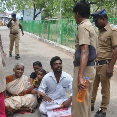 `சொந்த வீட்டால நிம்மதி போச்சு; புகார் கொடுத்தும் நடவடிக்கை இல்ல’- குடும்பத்துடன் தற்கொலைக்கு முயன்ற கொத்தனார்