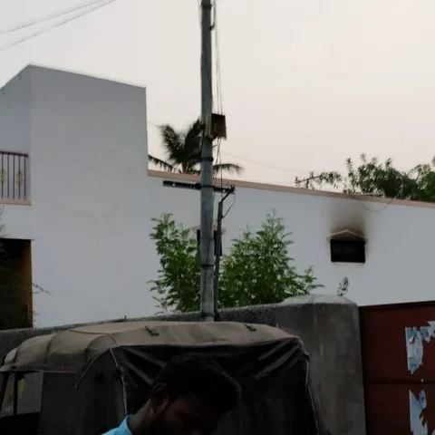 அதிகாலை 3 மணிக்கு வெடித்துச் சிதறிய ஏசி!- நிச்சயிக்கப்பட்ட மகனுடன் உயிரிழந்த அப்பா, அம்மா