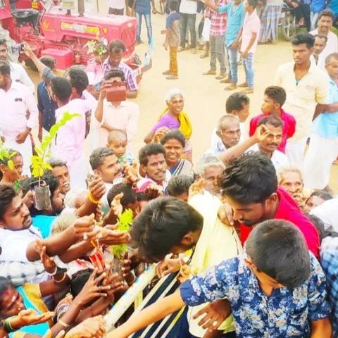 `இனியும் தாமதிக்கக் கூடாது' - கஜா பாதிப்பை மீட்டெடுக்க முனைப்பு காட்டும் புதுக்கோட்டை இளைஞர்கள்