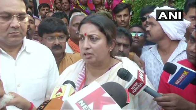 சுட்டுக்கொல்லப்பட்ட உதவியாளரின் உடலை தோளில் சுமந்த ஸ்மிருதி இரானி!