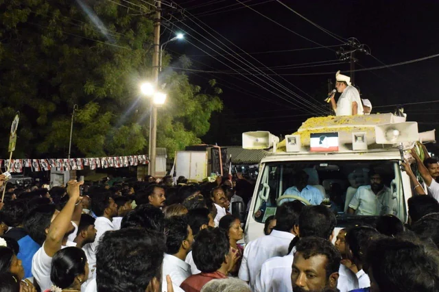`ஆர்.கே.நகரில் காலி செய்தோம்; ஓட்டப்பிடாரத்தில் எப்படி உதவுவோம்!'- ஈ.பி.எஸ்ஸுக்கு டி.டி.வி பதில்