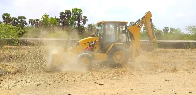 `இதுக்கு மேலயும் அரசாங்கத்தை நம்புறது வீண்!' நீர்நிலைகளைத் தூர்வார களமிறங்கிய இளைஞர்கள்