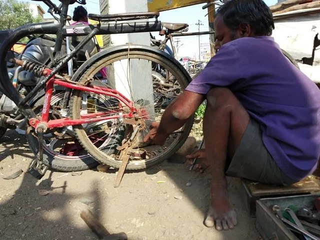 `உடம்புக்கு முடியலனாலும் தொழிலுக்கு வந்துடுவேன்...சைக்கிள் சர்வீஸ் செய்யும் மாற்றுத்திறனாளி #MyVikatan