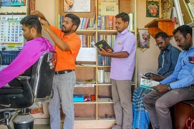 வாசிப்பு முக்கியம் பாஸ்! - சலூன் கடையில் லைப்ரரி வைத்து அசத்தும் தூத்துக்குடிக்காரர்#MyVikatan