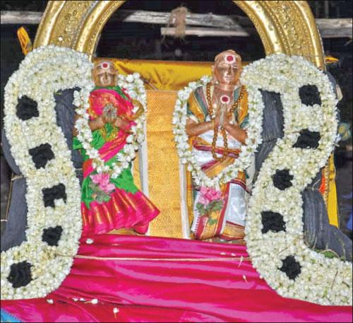 `எல்லா உயிர்களிலும் உறைபவன் ஒருவனே...' -வேடனாக வந்து சோமாசி மாற நாயனாருக்கு அருளிய ஈசன்!