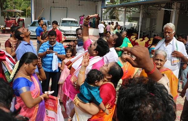 மகனின் முதல் பிறந்தநாள் - ஹெலிகாப்டர் மூலம் மலர் தூவி கொண்டாடிய தொழிலதிபர்
