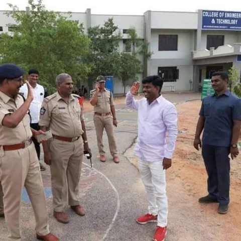 `எஸ்.ஐ வாழ்க்கையை மறக்கமுடியுமா?!' - டி.எஸ்.பி-க்கு சல்யூட் அடிக்கும் எம்.பி #ViralPhoto