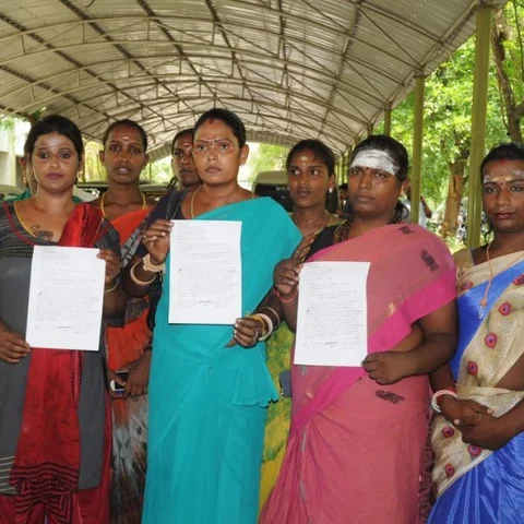 `கெளரவமாக வாழ ஆசைப்படுறோம்!’ - திருமண பதிவுச் சான்றிதழ் கேட்டு மனு அளித்த திருநங்கைகள்