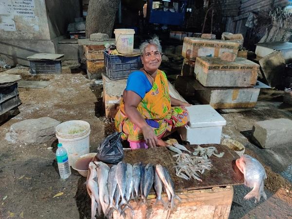 ``மீன் வித்துதான் மூணு புள்ளைகளையும் படிக்கவெச்சேன்" - மீன்கார அக்கா செல்வி
