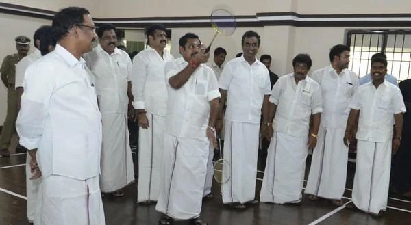 `எடப்பாடிக்கு எதிராக 6 அமைச்சர்கள்!' - `தனி குரூப்' தகவலால் தகித்த சீனியர்கள்