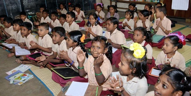 ``அரசுப் பள்ளியில் ஆசிரியர் பற்றாக்குறை இருக்கிறது; இந்தி தேவையா?!'' - பிரின்ஸ் கஜேந்திரபாபு