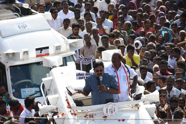 `பதுங்கிப் பாயவேண்டிய நேரமிது!’ - தினகரனுக்கு சசிகலா கொடுத்த அட்வைஸ்!
