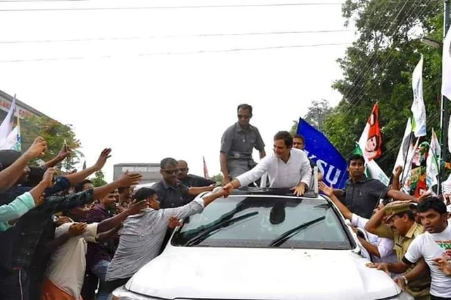 கொட்டும் மழையில் 2 மணி நேரம் காத்திருந்த மக்கள்! - வயநாட்டில் ராகுல் காந்திக்கு தடபுடல் வரவேற்பு
