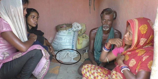 வீடுகளைச் சூறையாடிய ஃபானி - `தூய்மை இந்தியா' கழிவறைக்குள் வாழ்க்கை நடத்தும் குடும்பம்!