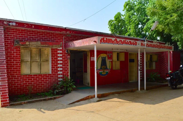 `போலீஸ் மனைவியிடம் கூலி கேட்பியா?!' - டூவீலர் மெக்கானிக்கைத் தாக்கிய காவலர்