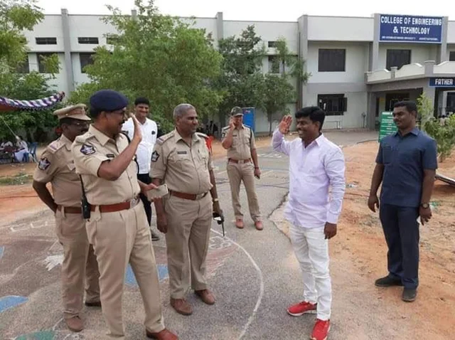 `எஸ்.ஐ வாழ்க்கையை மறக்கமுடியுமா?!' - டி.எஸ்.பி-க்கு சல்யூட் அடிக்கும் எம்.பி #ViralPhoto