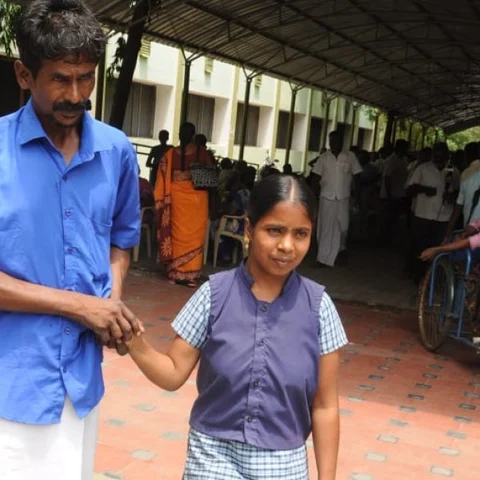 ‘கலங்கி நின்ற மாற்றுத்திறனாளி மாணவி, கைகொடுத்த கலெக்டர்!’ - ஈரோட்டில் நெகிழ்ச்சி