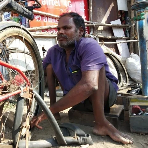 `உடம்புக்கு முடியலனாலும் தொழிலுக்கு வந்துடுவேன்...சைக்கிள் சர்வீஸ் செய்யும் மாற்றுத்திறனாளி #MyVikatan