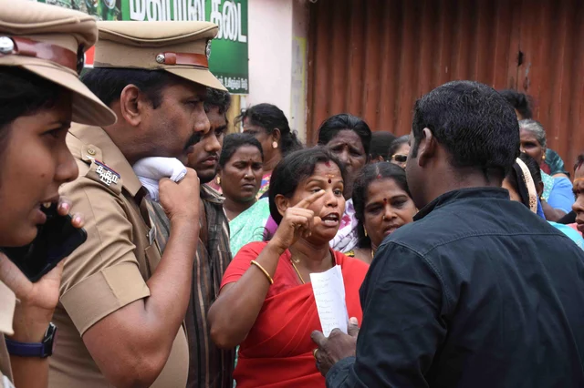 `குடித்தனம் இருக்க முடியலை!' - டாஸ்மாக் கடையை மூடக்கோரி பெண்கள் சாலை மறியல்