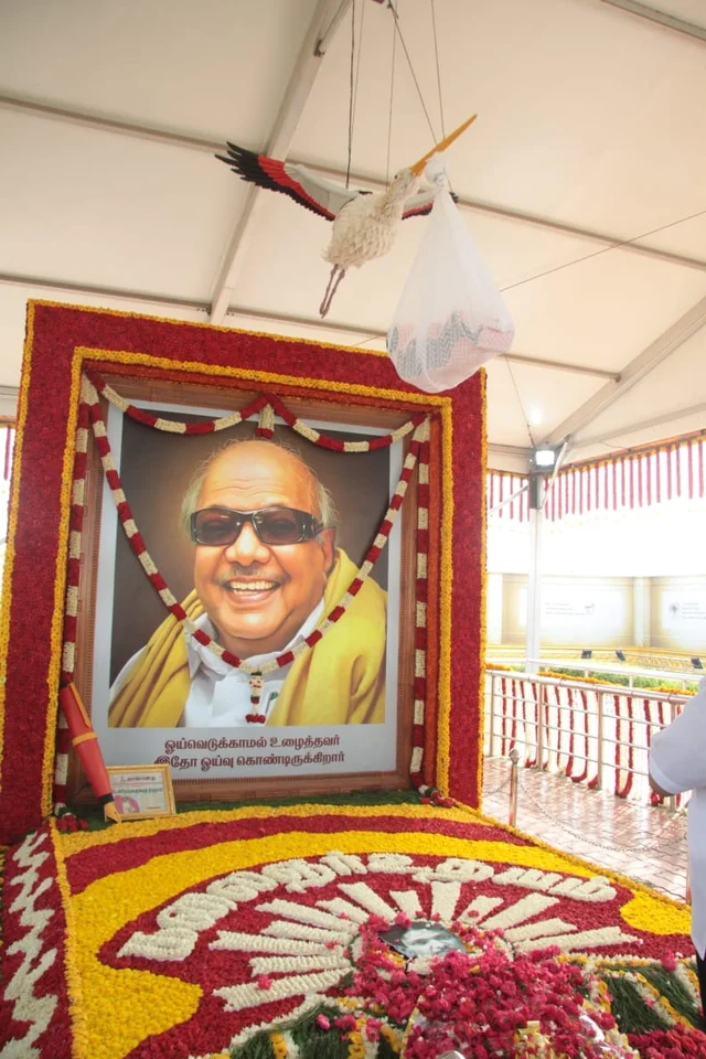 `பறக்கும் ஃபீனிக்ஸ் பறவை; தொட்டிலில் கிடக்கும் குழந்தை!'- கருணாநிதி நினைவிடத்தில் தத்ரூப அலங்காரம்
