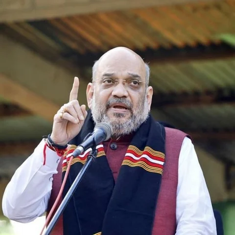 ஸ்டாலினைக் கரைக்கப் போராடும் அமித் ஷா! - பன்னீரைக் கண்காணிக்கும் எடப்பாடி!