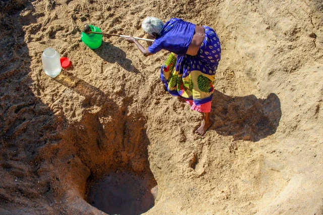 `2 கிமீ தூரம் நடந்து தண்ணீர் எடுத்தோம்; ஊற்றுக்குழியை அதிகாரிங்க மூடிட்டாங்க!'- கண்கலங்கும் மக்கள்