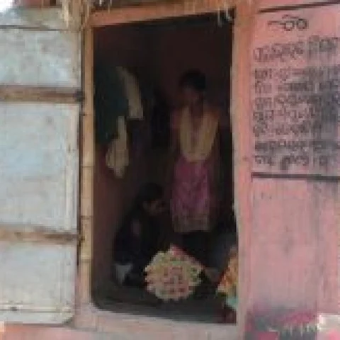 வீடுகளைச் சூறையாடிய ஃபானி - `தூய்மை இந்தியா' கழிவறைக்குள் வாழ்க்கை நடத்தும் குடும்பம்!
