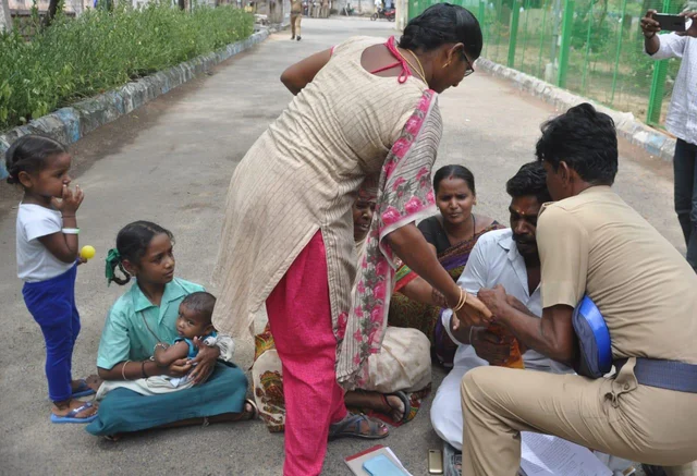 `சொந்த வீட்டால நிம்மதி போச்சு; புகார் கொடுத்தும் நடவடிக்கை இல்ல’- குடும்பத்துடன் தற்கொலைக்கு முயன்ற கொத்தனார்