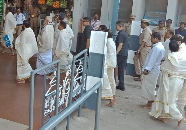 `எடைக்கு எடை தாமரை; ஒரு மணிநேரம் வழிபாடு!' - குருவாயூர் கிருஷ்ணன் கோயிலில் பிரதமர் மோடி