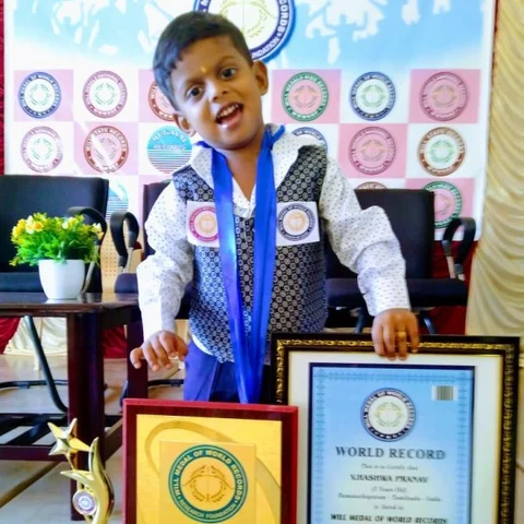 `விளையாட்டா சொல்லி கொடுக்க ஆரம்பிச்சேன்!'- ரெண்டு வயதில் சாதனை படைக்கும் சிறுவன்