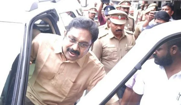 `மக்களுக்கு சர்வீஸ் செய்வதெல்லாம் வேஸ்ட் சார்!' - தேர்தல் முடிவுகளால் அதிர்ச்சியில் உறைந்த அ.ம.மு.க.