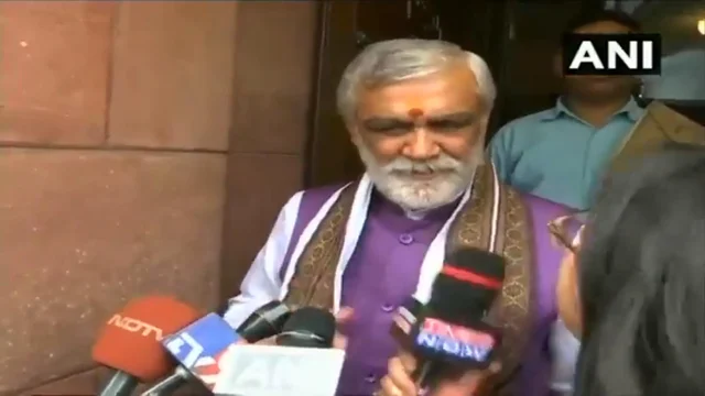 `பீகார் குழந்தைகள் உயிரிழப்பு விவகாரம் தொடர்பான பிரஸ்மீட்டில் தூங்கிவழிந்தேனா?!' - சர்ச்சையில் மத்திய அமைச்சர்