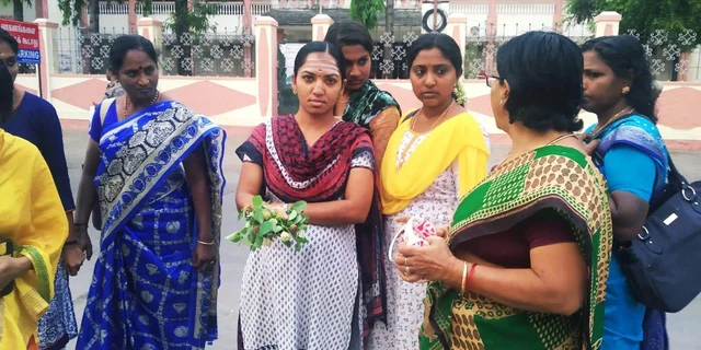 முருகனுக்கு உகந்த கடம்ப மலர் சீஸன்... சஞ்சீவிக் காற்றைச் சுவாசிக்க பழநியில் குவியும் பக்தர்கள்!