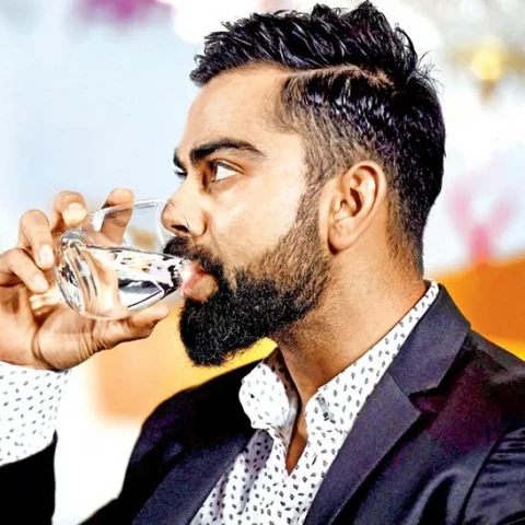 விராட் கோலி குடிக்கும் தண்ணீரின் விலை ஒரு லிட்டர் ரூ.600; என்ன ஸ்பெஷல் தெரியுமா?