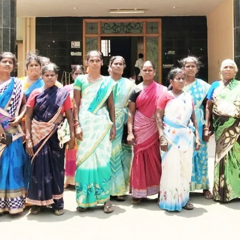 `எங்க தாலியைக் காப்பாத்துங்க!'- டாஸ்மாக்கை அகற்ற கலெக்டரிடம் பெண்கள் கண்ணீர்