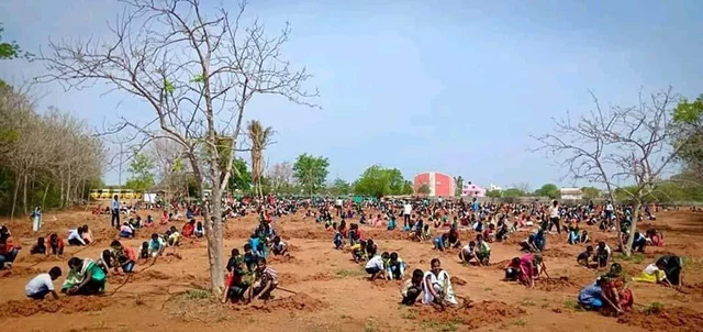 1000 மாணவர்கள்... 500 மரக்கன்றுகள்! - கரூர் பள்ளி நிர்வாகத்தின் அசத்தல் 'அடர்வன' முயற்சி