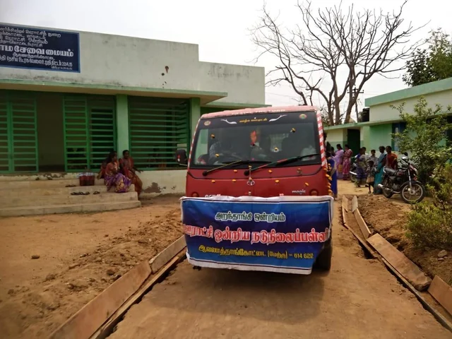 `இனி நடந்து வர வேண்டாம்; வேனில் பயணிக்கலாம்!' - மாணவர்களை ஆச்சர்யப்பட வைத்த அரசுப் பள்ளி