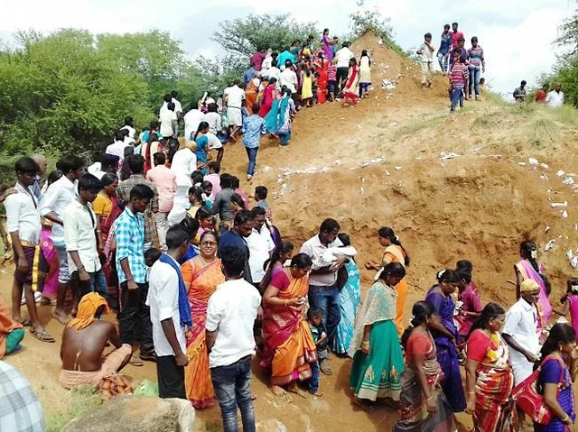 மலைச்சாமிக்கு மூணு பிடி மண் போதும்! - மதுரையில் இப்படியும் ஒரு திருவிழா #MyVikatan