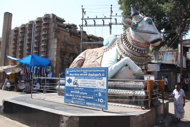 ”பராமரிப்பு இல்லாத பார்க்கிங் ஏரியாவுக்கு 10 ரூபாய் வசூல்!” - மதுரை மீனாட்சியம்மன் கோயில் பிரச்னை