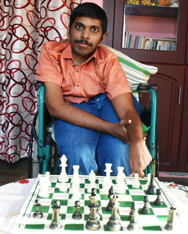 `அரசு உதவினால் மட்டுமே முடியும்!' - சர்வதேச செஸ் போட்டிக்குத் தேர்வான புதுக்கோட்டை மாற்றுத்திறனாளி வீரர்