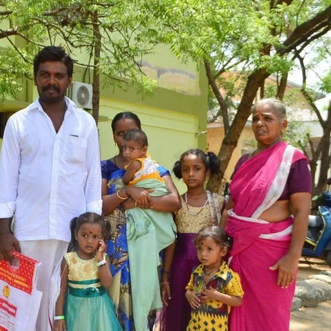 ‘சொந்த வீட்டால நிம்மதி போச்சு; உசுர எடுத்துடுவேன்னு மிரட்டுறாங்க’- கண்ணீர் வடிக்கும் கொத்தனார்