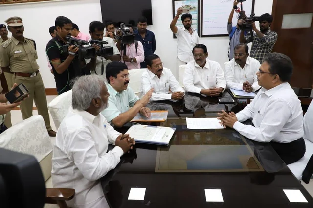 `புரியும் மொழியில் பேசிக்கொள்ளுங்கள்!' - தி.மு.க எதிர்ப்பால் பணிந்த ரயில்வே #SouthernRailway