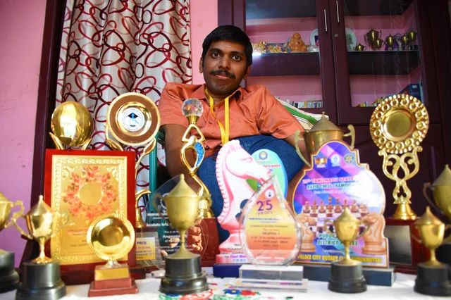 `அரசு உதவினால் மட்டுமே முடியும்!' - சர்வதேச செஸ் போட்டிக்குத் தேர்வான புதுக்கோட்டை மாற்றுத்திறனாளி வீரர்