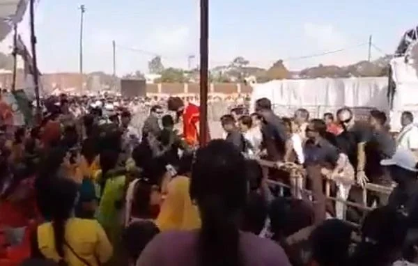மோடிக்கு ஆதரவாகக் கோஷமிட்ட பா.ஜ.க தொண்டர்கள்! - கைகுலுக்கி வாழ்த்துக் கூறிய பிரியங்கா